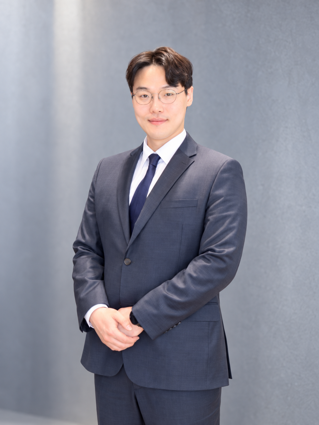최한솔 팀장 · 스튜디오 배경 프로필 사진